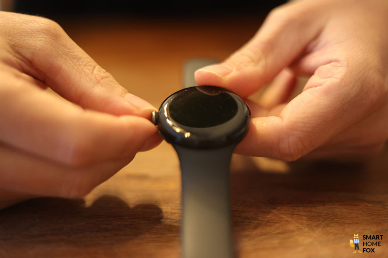 Man sieht das gewölbte Frontglas der Google Pixel Watch.